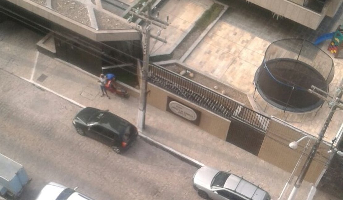 [Vídeo] Dupla rouba moto em plena luz do dia na Ponta Verde