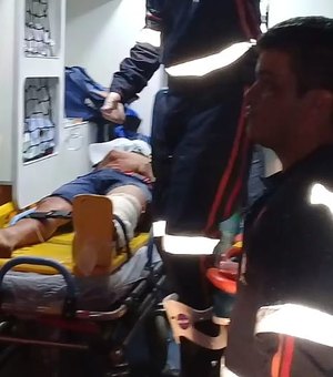 [Vídeo] Colisão entre carro e motocicleta deixa dois gravemente feridos