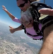 Avó de 96 anos salta de paraquedas em homenagem ao neto