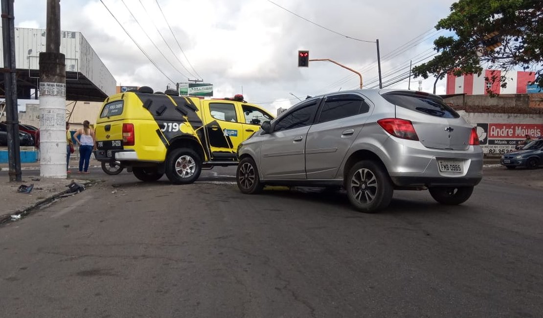[Vídeo] Condutor perde controle de veículo e colide contra poste, em Arapiraca