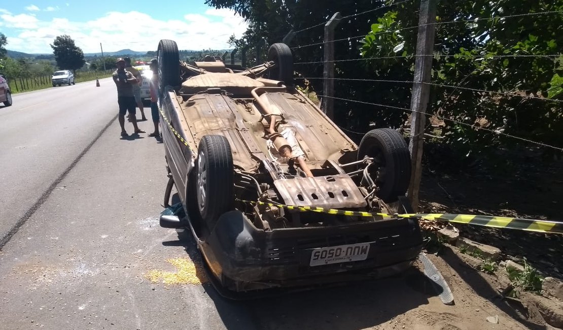 Capotamento na AL-110 deixa uma vítima fatal e 3 feridos, em Taquarana