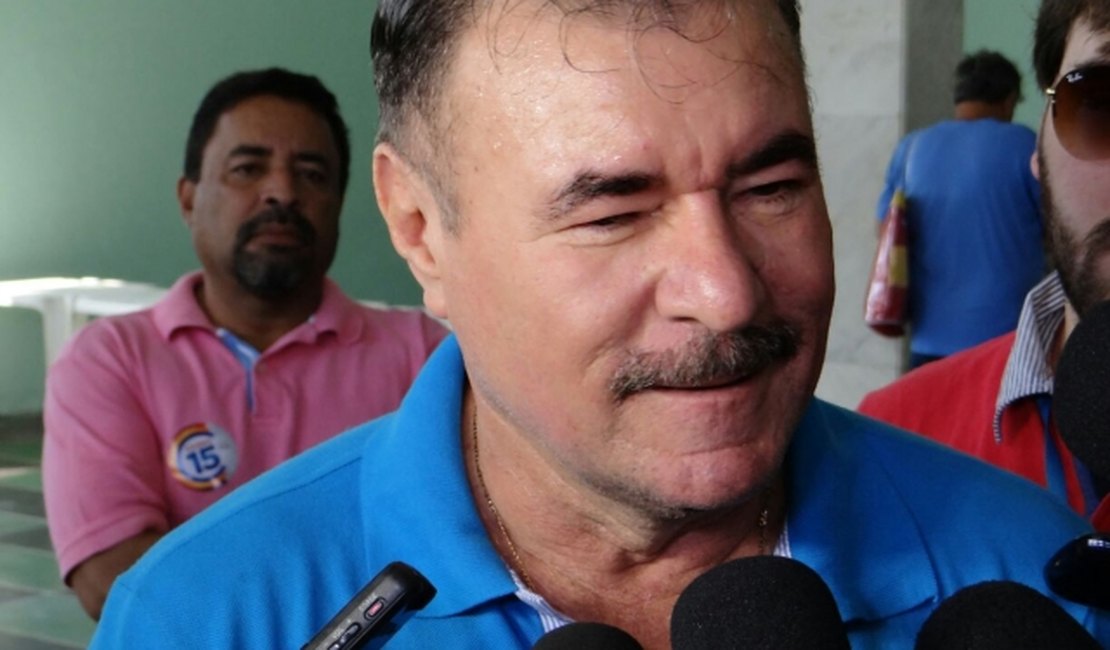 Cícero Almeida vota na Pajuçara e diz: 'estou confiante'