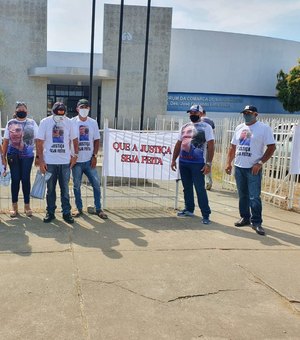 Familiares de professor assassinado em Major Izidoro protestam em frente ao fórum