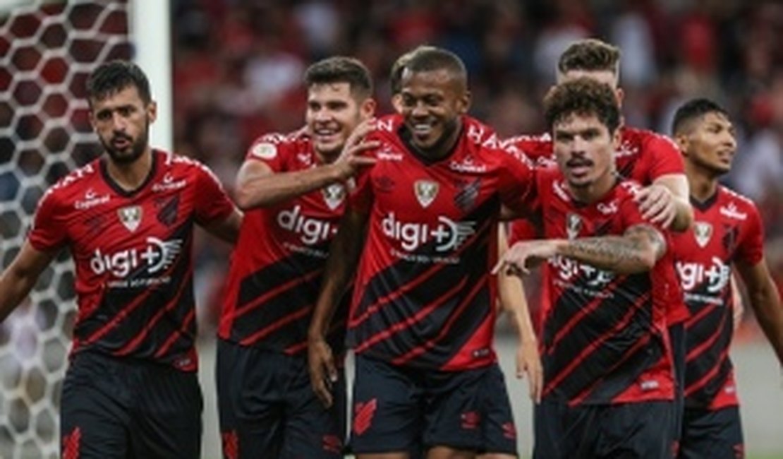 Athletico bate CSA na Arena da Baixada e entra no G6 do Brasileirão