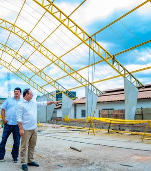 Luciano acompanha obras de construção de ginásio poliesportivo no bairro Canafístula em Arapiraca