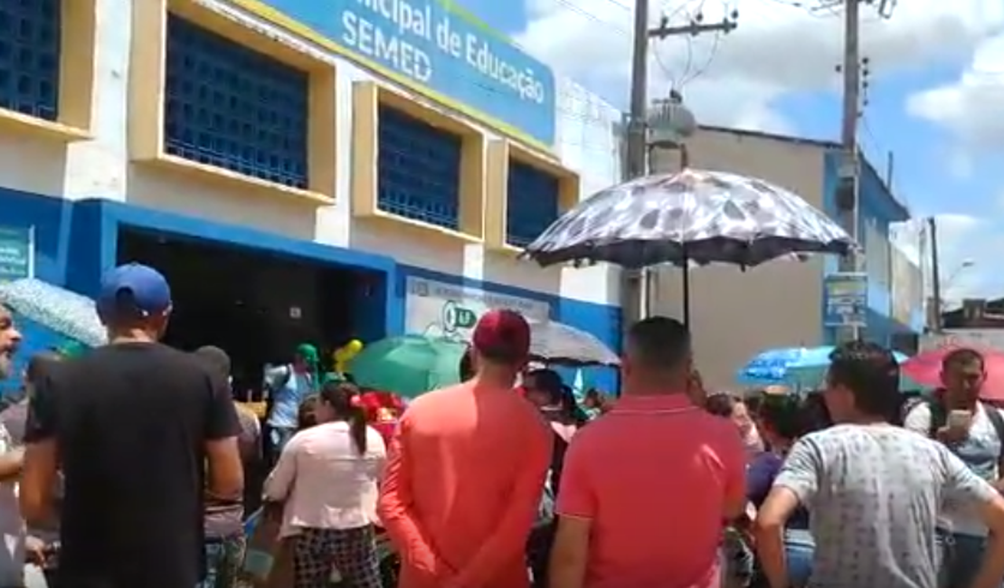 [Vídeo] Servidores de Teotônio Vilela se reúnem em Secretaria de Educação por acordo descumprido