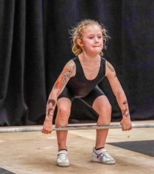 Menina de 7 anos levanta barra de 80kg e gera debate: “Pode levar a lesões”