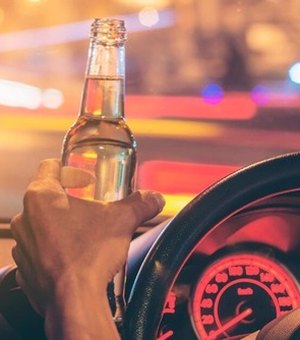 Motorista embriagado atropela três motocicletas estacionadas ao deixar festa em Feliz Deserto