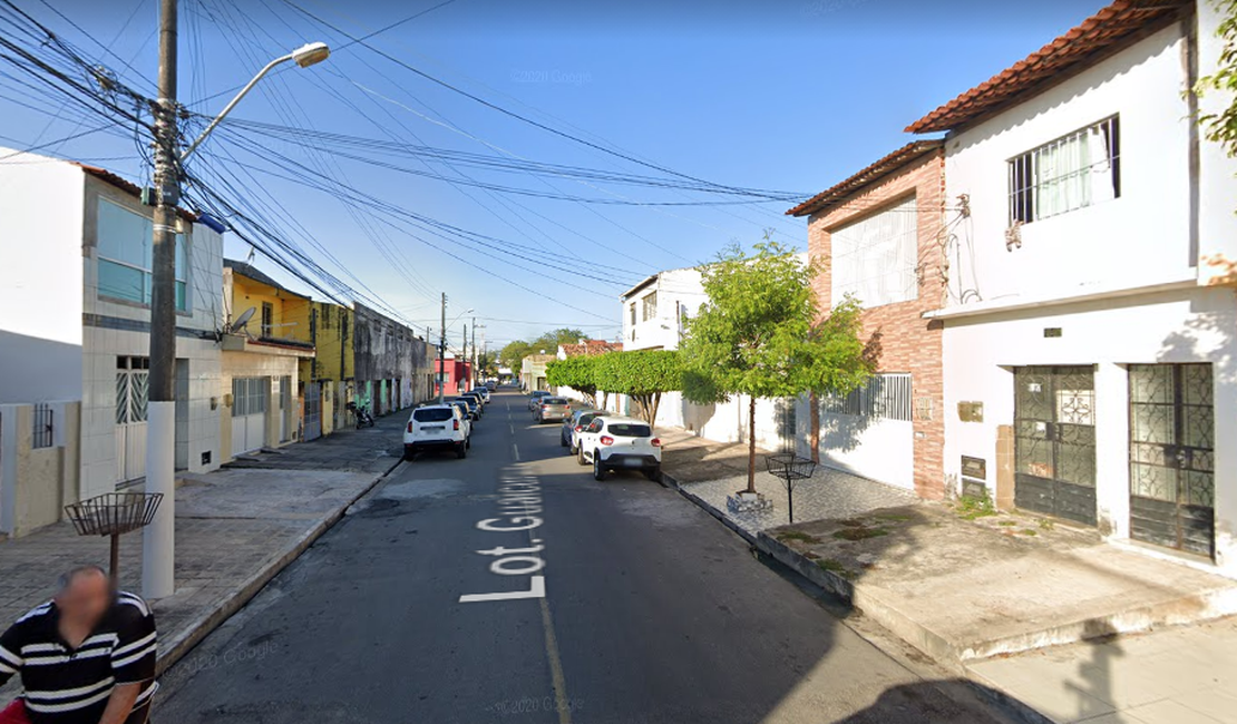 Populares combatem incêndio em residência fechada no bairro da Ponta Grossa