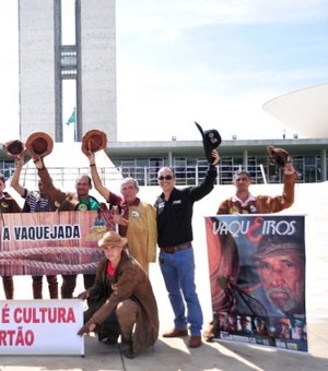 Em meio a protestos, Senado analisa propostas que regulamentam vaquejada no Brasil