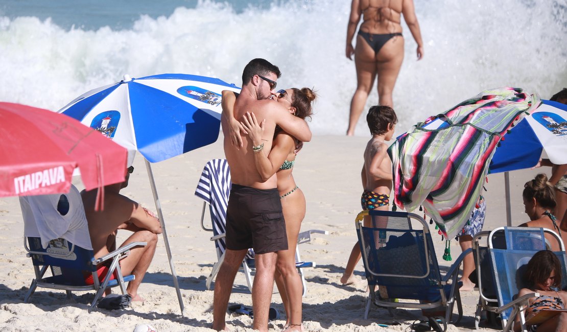 Juliana Paes curte praia com a família e mostra corpão