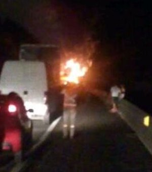 Caminhão pega fogo e interdita trecho da BR-101, em Joaquim Gomes