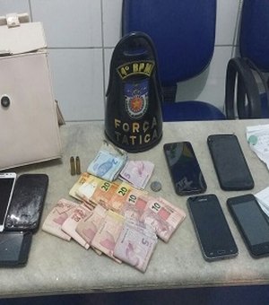 PM prende mulher com munições e mais de mil reais roubados de estabelecimento, em Maceió