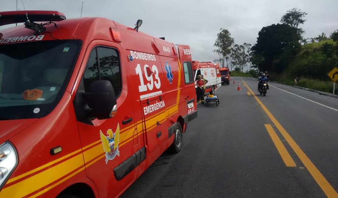 Casal fica ferido em acidente envolvendo ônibus e moto em Maceió