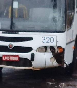 Colisão entre ônibus e moto deixa mulher ferida em Arapiraca