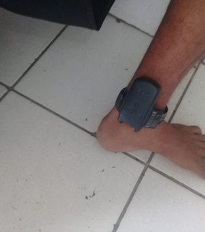 Homem usando tornozeleira eletrônica é preso com revólver em Maceió