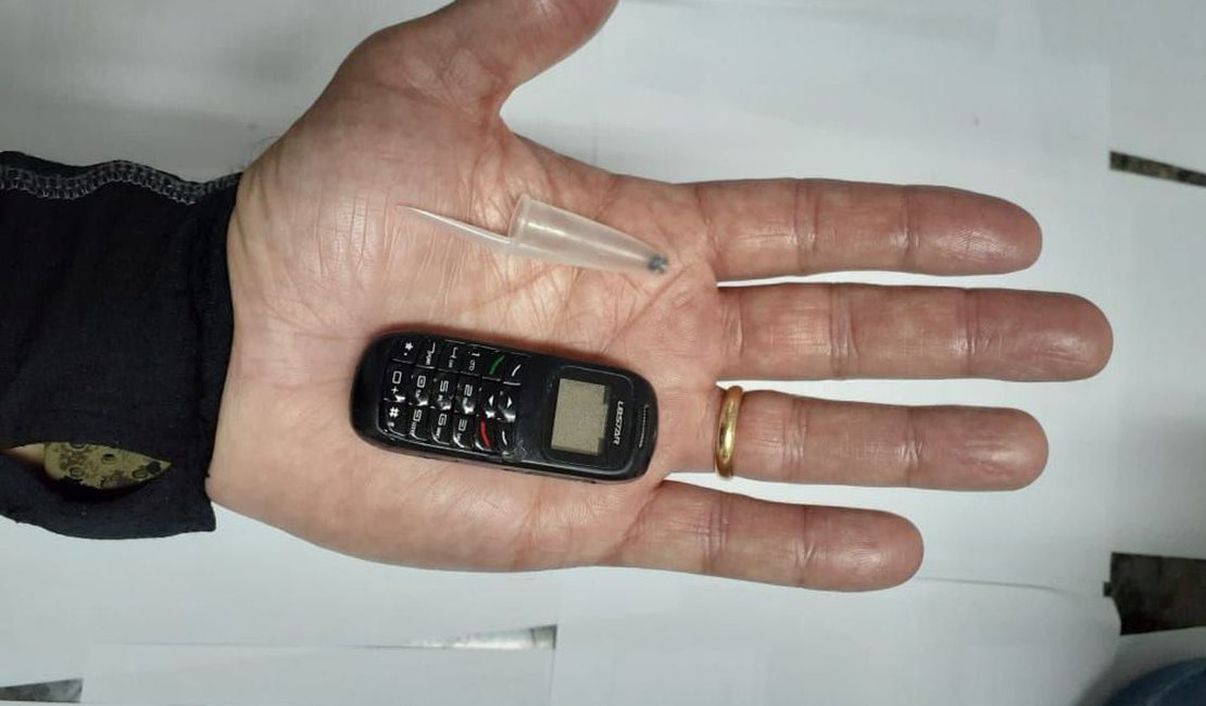 Celular do tamanho de uma tampa de caneta é apreendido em presídio no Rio 