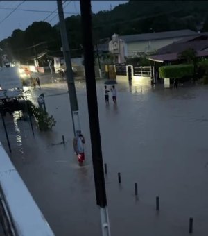 [Vídeo] Rios transbordam e água invade residências no distrito de Pindorama, em Coruripe