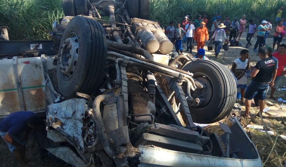 Motorista morre após carreta tombar na BR-104 em São José da Laje