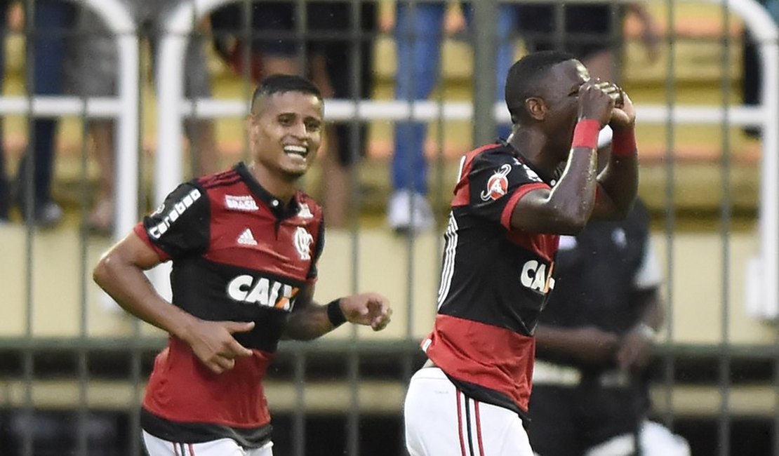 Flamengo vence e garante vaga na final da Taça Guanabara; Botafogo demite técnico 