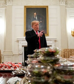 Sem funcionários por paralisação, Trump compra hambúrgueres para jantar com atletas