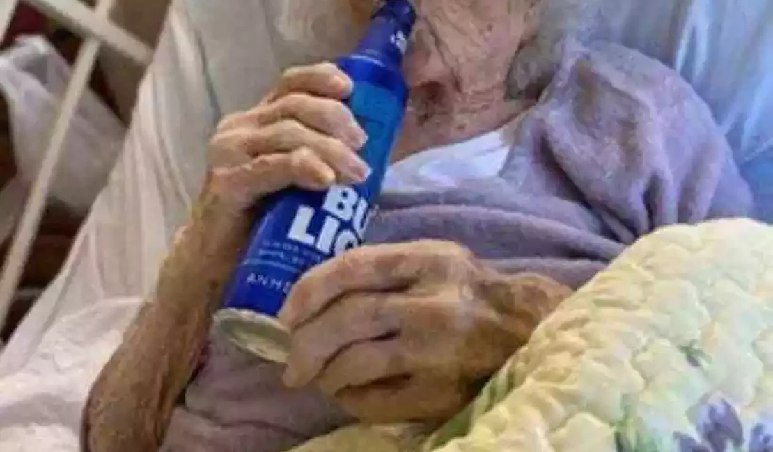 Mulher de 103 anos comemora cura do coronavírus bebendo cerveja