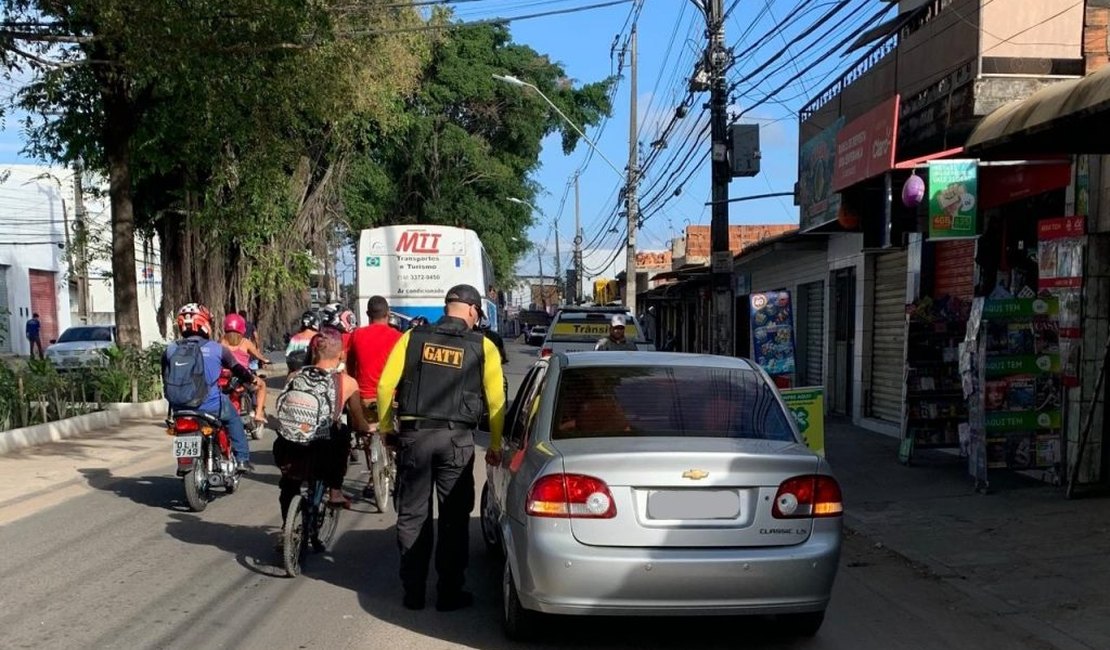 Em Maceió, fiscalização combate transporte clandestino e veículos irregulares