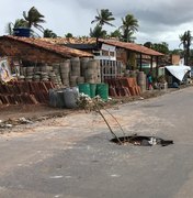 [Vídeo] Vazamento de água danifica asfalto em via movimentada de bairro em Arapiraca