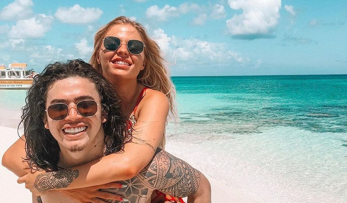 Whindersson e Luísa mostram pés sujos de óleo, em Alagoas