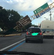 Queda de placa de trânsito causa transtornos para motorista na Av. Fernandes Lima 