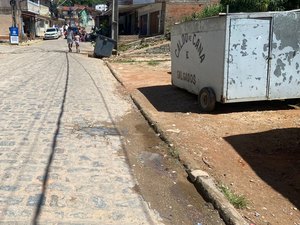 Maragogi: vazamento de água incomoda moradores do Adélia Lira
