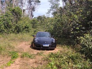 Adolescentes roubam Porsche e o abandonam em mata após combustível acabar