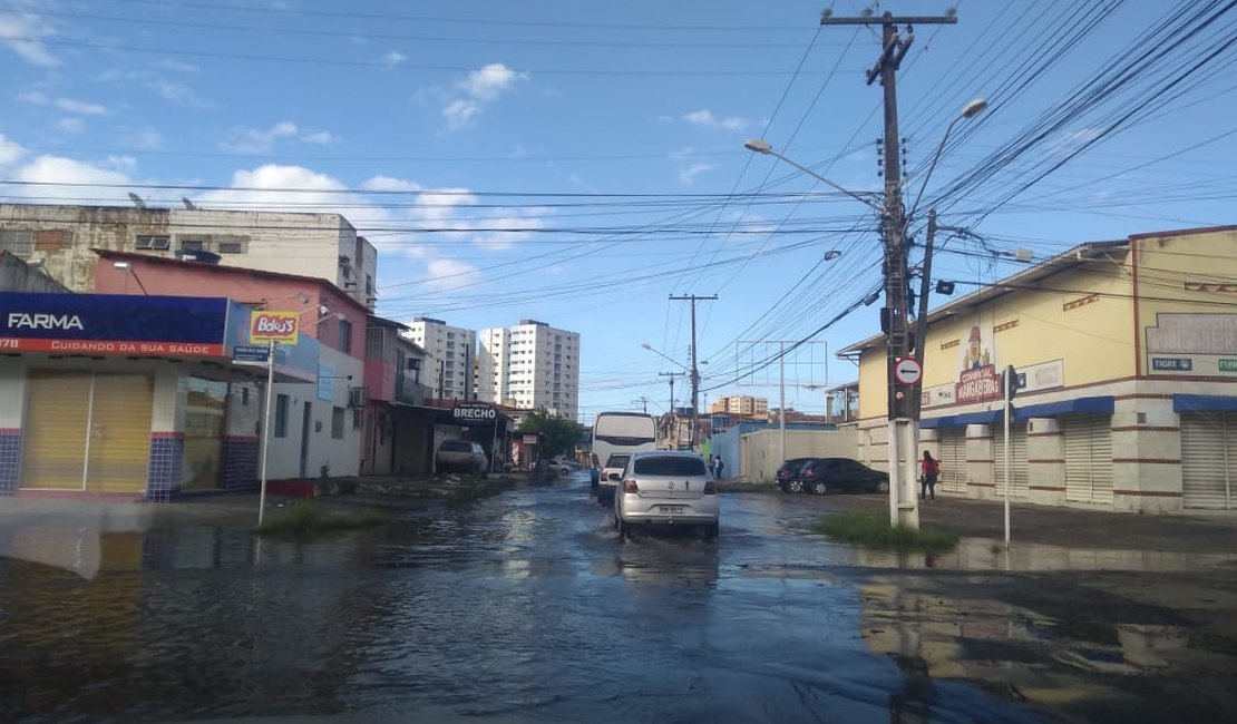 Água da chuva acumula e causa transtorno a motoristas na Jatiúca