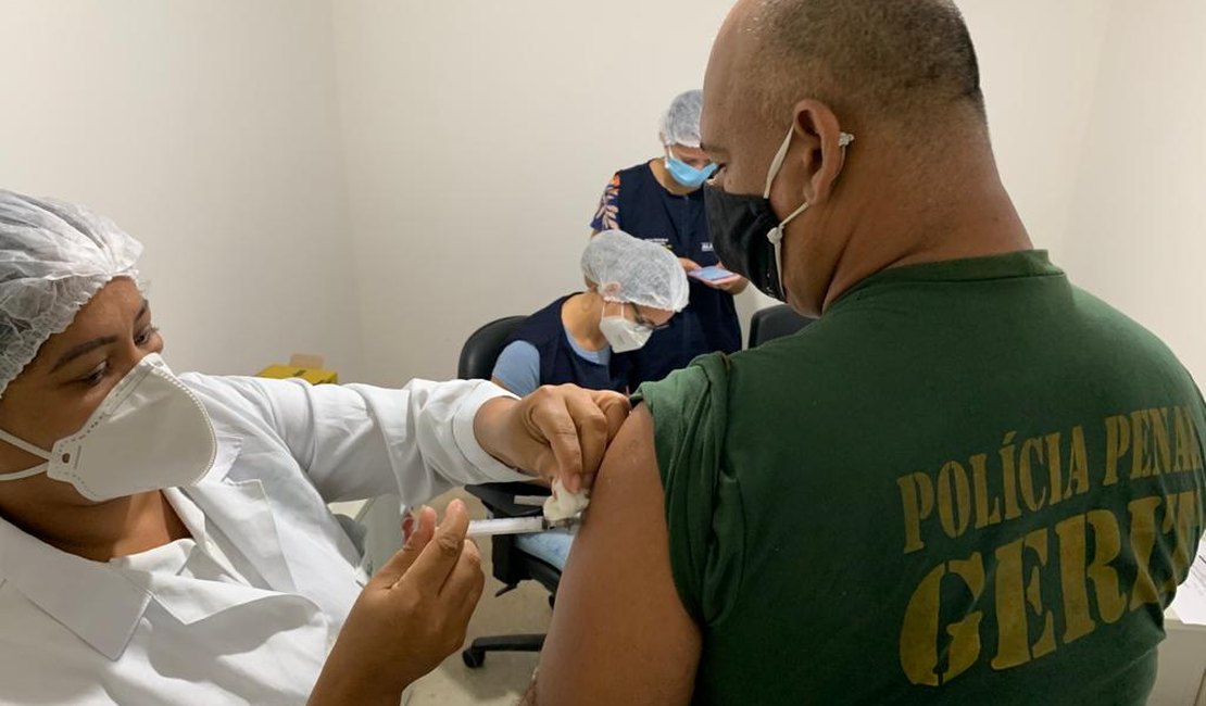 Policiais Penais de Alagoas recebem primeira dose de vacina contra a Covid-19