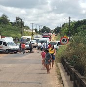[Vídeos] Transportadores complementares fecham rodovias no Agreste de Alagoas