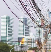 Prefeitura notifica Equatorial Alagoas para ordenar cabos e fios em postes de Maceió