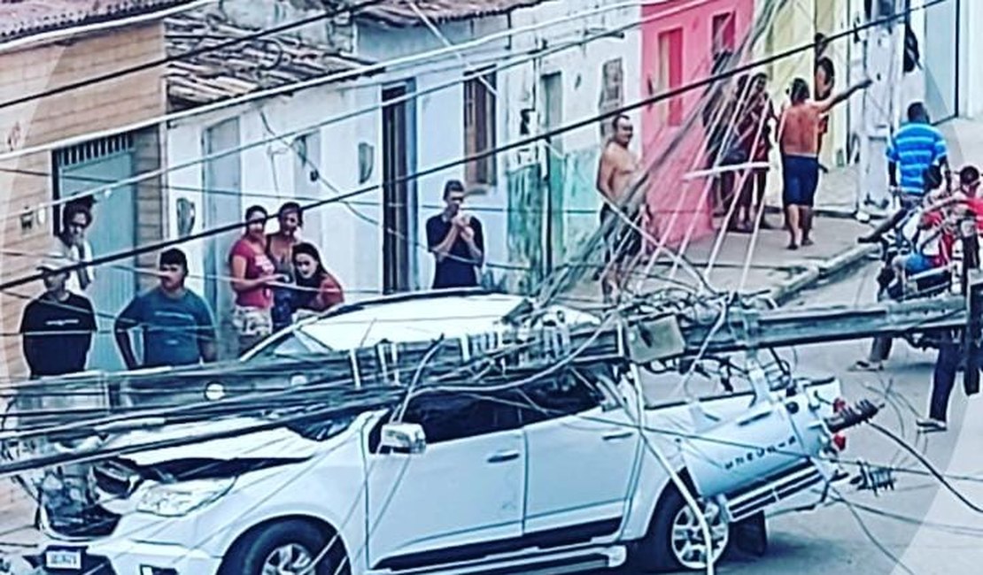 Acidente envolvendo carro deixa bairro de Arapiraca sem energia