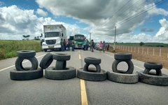 Rodovia AL-220 bloqueada, em Arapiraca