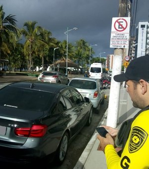 Fiscalização combate estacionamento irregular em Maceió