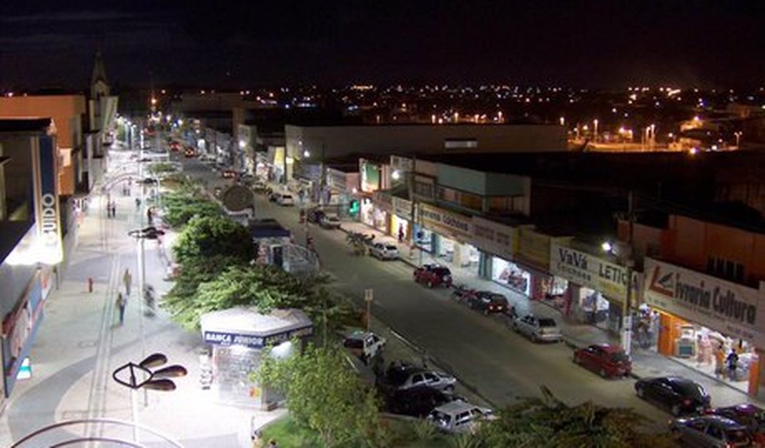 Assaltantes invadem duas lojas no centro comercial de Arapiraca