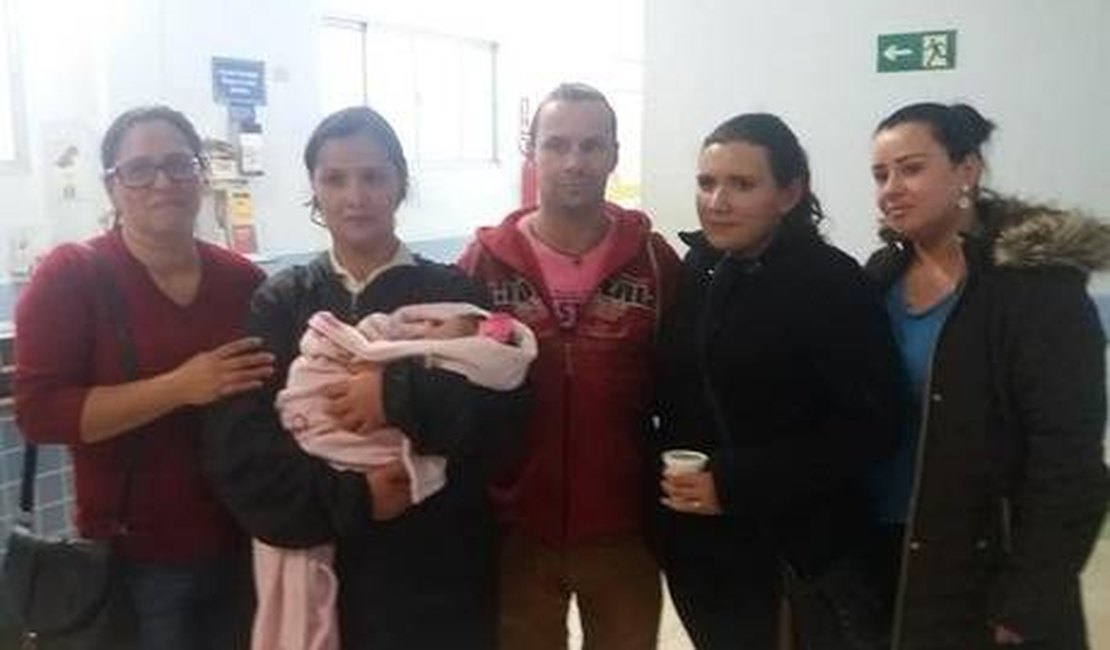 Familiares celebram chegada de bebê que nasceu em grave acidente