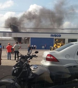 Caminhão pega fogo em estacionamento e princípio de incêndio assusta populares