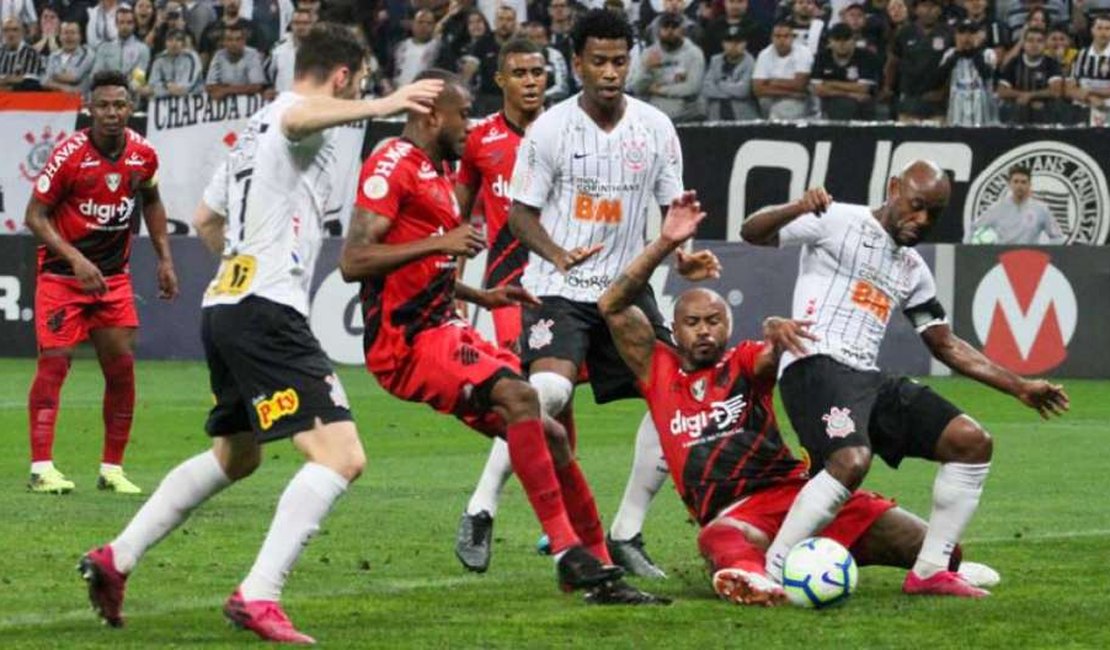 Irreconhecível, Corinthians sai no lucro com empate diante do Athletico em Itaquera