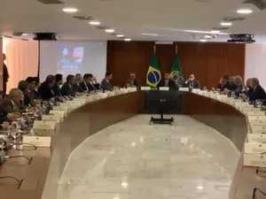 Bolsonaro interrompe general Heleno 'para não vazar' ação da Abin