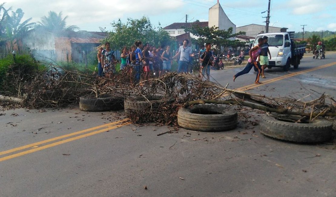 Estudantes fecham rodovia AL -105 em Matriz de Camaragibe