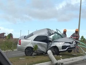 Após colisão, poste quase parte carro ao meio e deixa condutor ferido em Maceió
