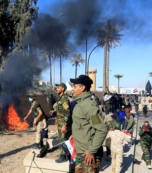 Manifestantes tentam invadir embaixada dos EUA no Iraque