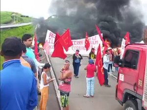 [Vídeo] Protesto na BR-101 bloqueia o fluxo de veículo, em Messias