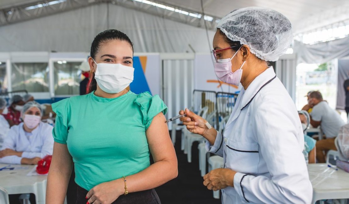 Maceió inicia vacinação de pessoas com 21 anos nesta quinta (12)