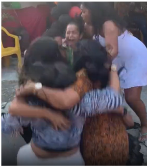 Seis mulheres são ‘engolidas’ por buraco após dançarem sobre tampa de fossa; assista